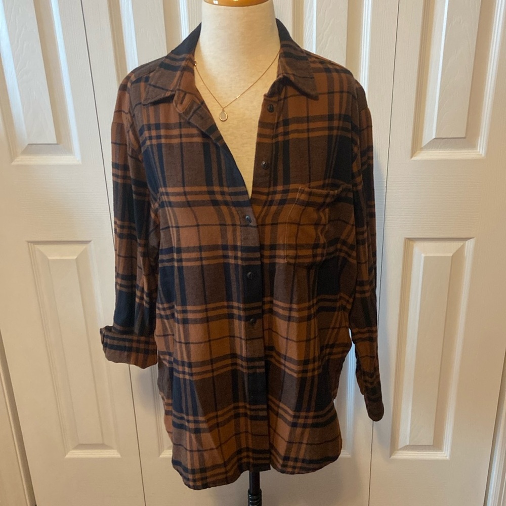 Women’s plaid flannel shirt. Size small